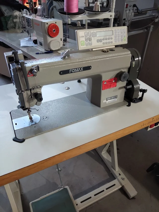 Fomax KDD-5571-7 – Pespunte recto con cortahilos 4 Fomax plana cortahilos - reacondicionada