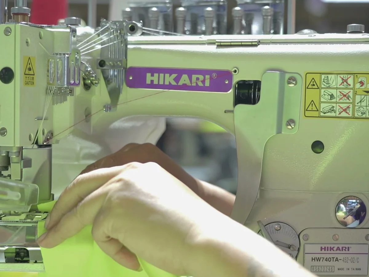Máquina flatseamer de brazo curvo de 4 agujas y 6 hilos Hikari HW740TA-460 2 Máquina flatseamer de brazo curvo de 4 agujas y 6 hilos Hikari HW740TA-460, cosiendo