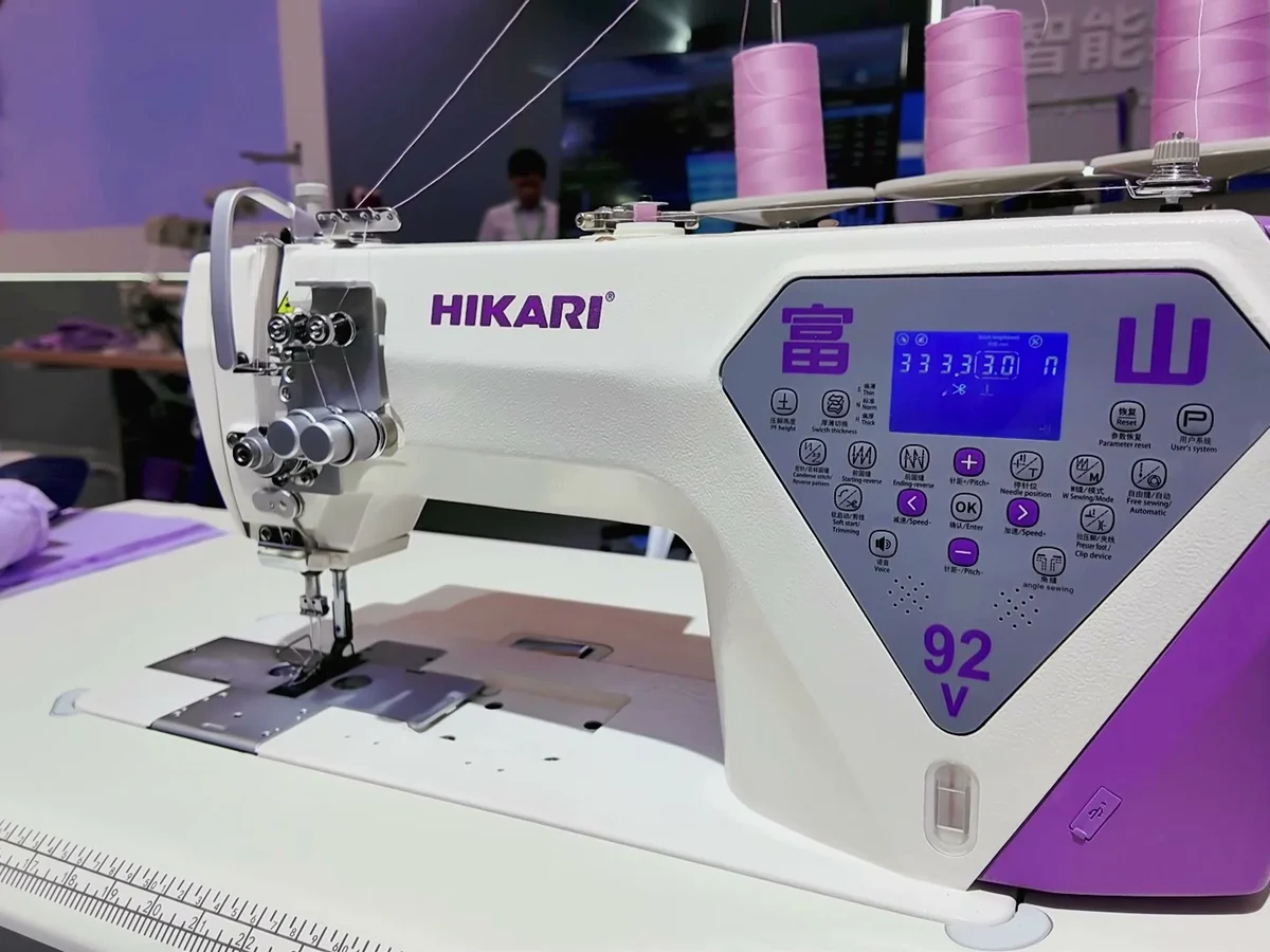 Máquina de coser de doble aguja industrial Hikari HT92V1-7P-5 con cortahilos 2 Máquina de coser de doble aguja industrial Hikari HT92V1-7P-5, cabezal y panel de control
